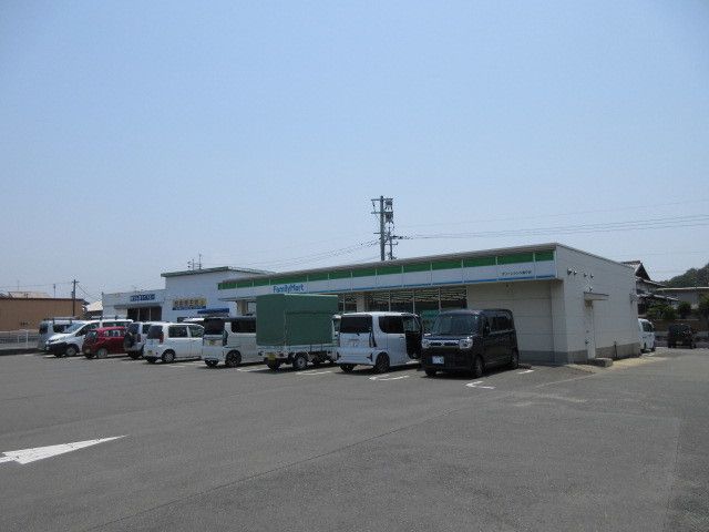 近くのファミリーマートまで480m（徒歩6分）