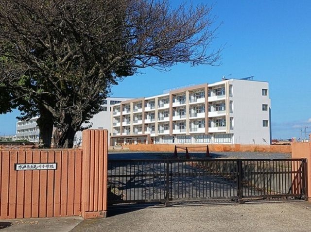 近くの見川小学校まで800m(徒歩10分)