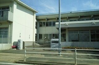 近くの小学校まで570m（徒歩8分）