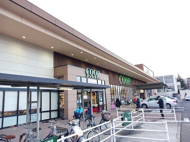 近くのみやぎ生協鶴ヶ谷店まで1,800m（徒歩23分）