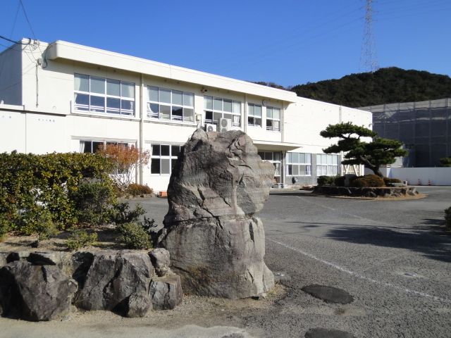 近くの鳴門西小学校まで1,000m(徒歩13分)