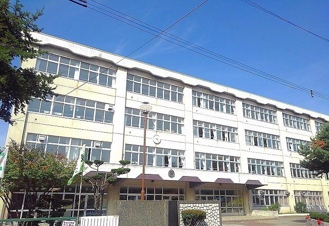 近くの柏丘中学校まで1,900m(徒歩24分)