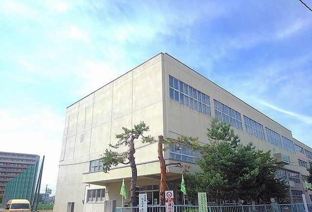 近くの平和通小学校まで1,000m(徒歩13分)
