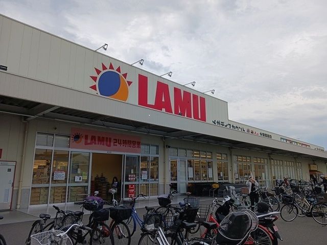 近くのラ・ムー大東新田店まで800m(徒歩10分)