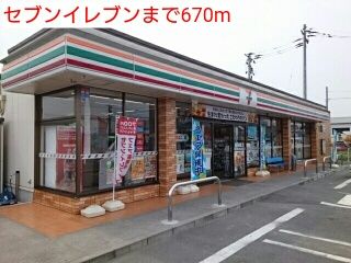 近くのコンビニまで670m（徒歩9分）