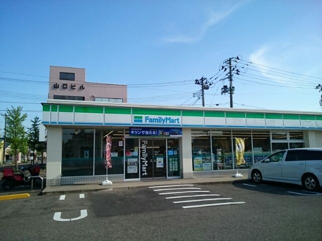 近くのファミリーマート平島店まで700m（徒歩9分）