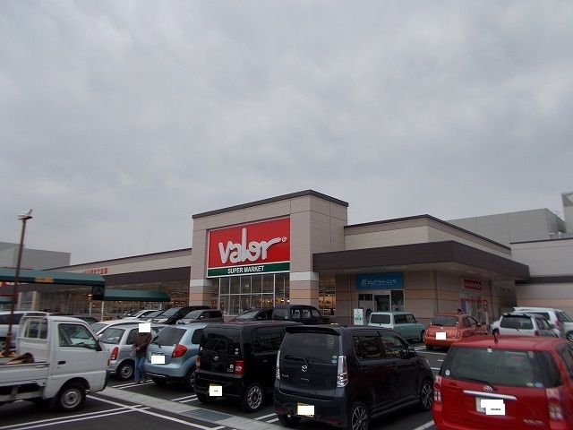 近くのバロー三園平店まで700m(徒歩9分)