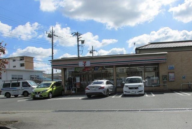 近くのセブンイレブン日産前店まで450m（徒歩6分）