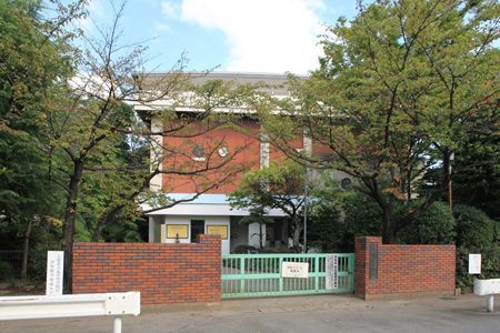 近くの瓦葺小学校まで600m（徒歩8分）
