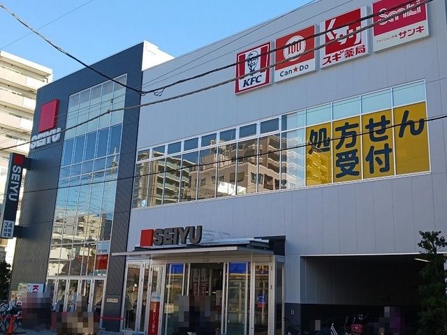 近くの西友東大宮店まで920m（徒歩12分）