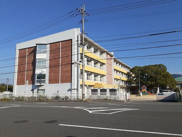 近くの松岡小学校まで900m（徒歩12分）