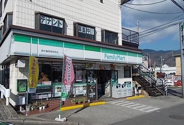 近くのファミリーマートまで500m（徒歩7分）