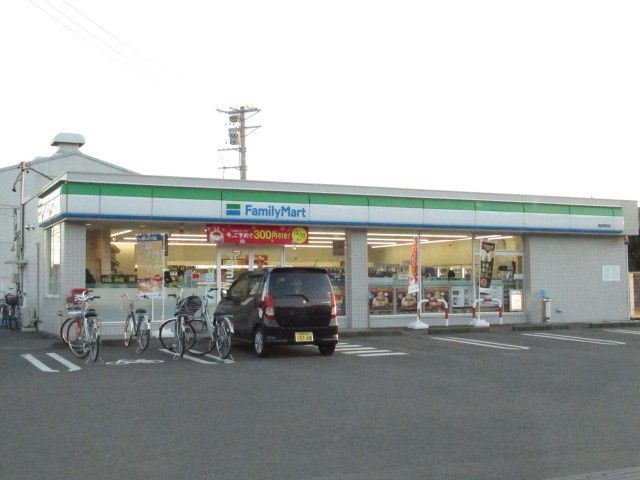 近くのファミリーマート　岸町店まで700m（徒歩9分）