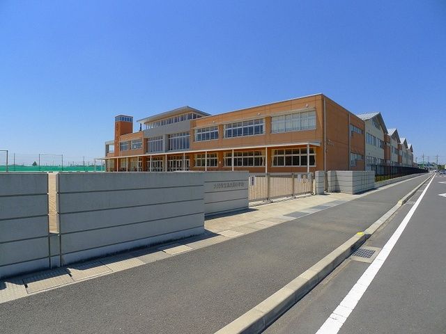 近くの小学校まで950m（徒歩12分）