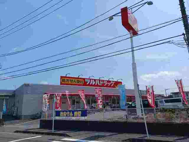 近くのツルハドラッグ磯部店まで900m（徒歩12分）