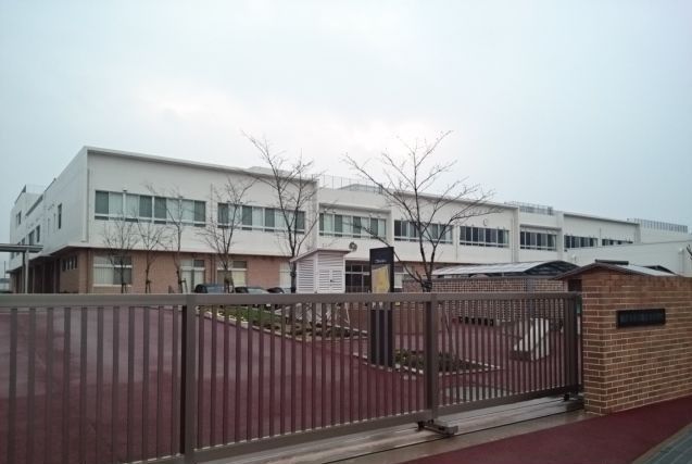 近くの観音寺市立観音寺小学校まで1,100m（徒歩14分）