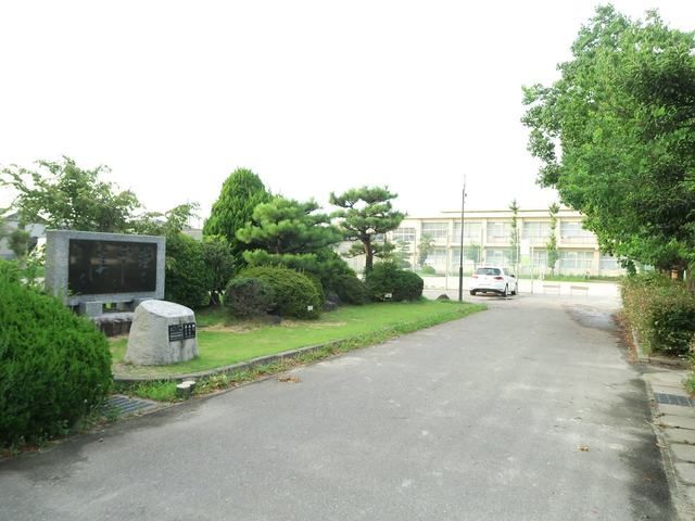 近くの六名小学校まで110m（徒歩2分）
