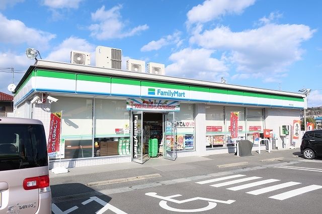 近くのファミリーマートまで350m(徒歩5分)