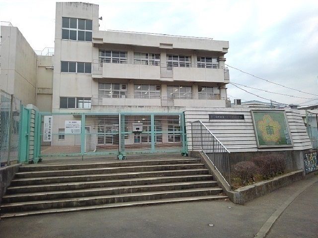 近くの小山田南小学校まで750m（徒歩10分）