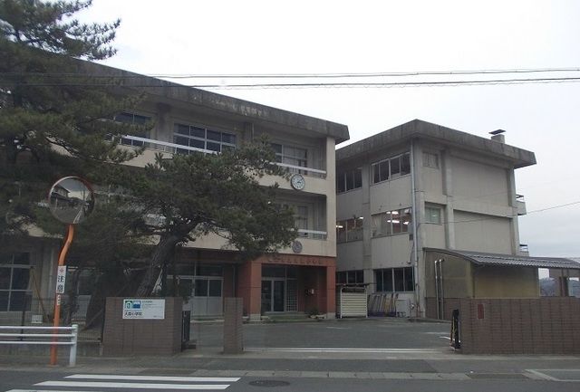近くの福島市立大森小学校まで800m(徒歩10分)