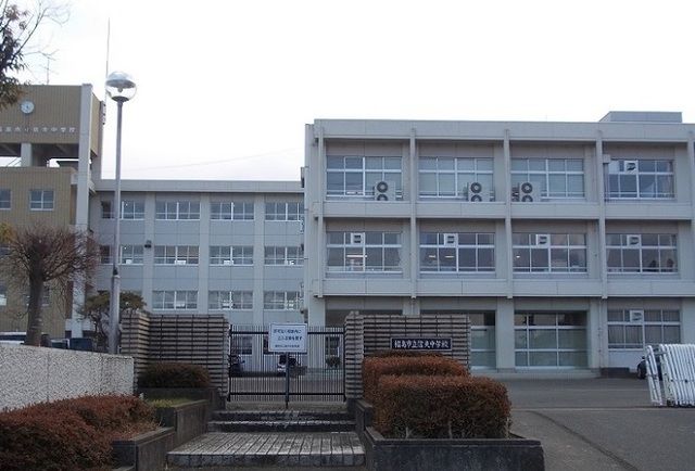 近くの福島市立信夫中学校まで1,400m（徒歩18分）