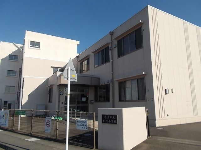 近くの菊川市立加茂小学校まで450m（徒歩6分）