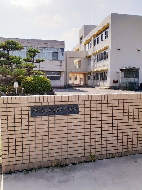 近くの伊勢崎市立殖蓮第二小学校まで1,100m（徒歩14分）
