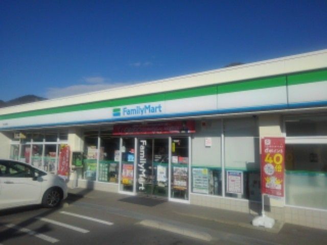 近くのファミリーマート千曲上徳間店まで450m(徒歩6分)