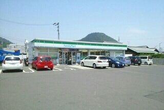 近くのファミリーマート西ハゼ町店さんまで400m（徒歩5分）