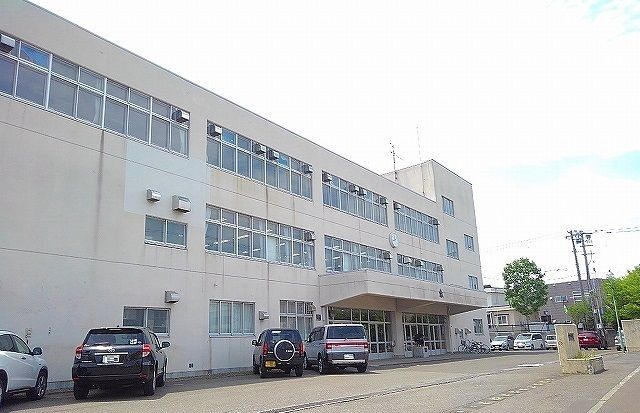 近くの青葉中学校まで1,300m（徒歩17分）