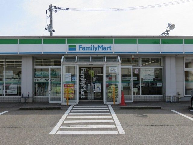 近くのファミリーマートまで600m（徒歩8分）