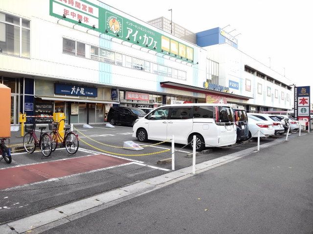近くのコマーシャルモール博多店まで200m(徒歩3分)