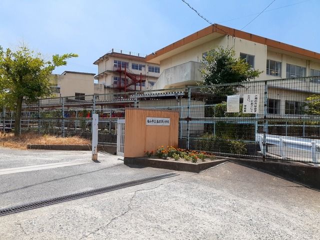 近くの西深津小学校まで850m(徒歩11分)