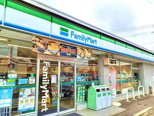 近くのファミリーマート水道路店様まで950m（徒歩12分）