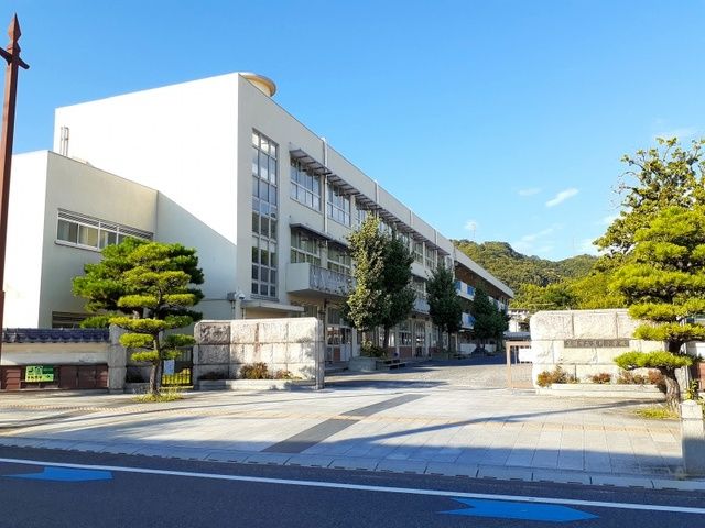 近くの小学校まで1,100m（徒歩14分）