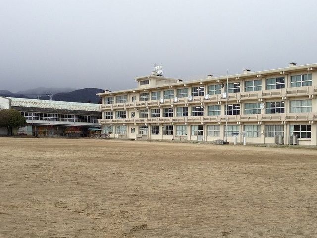 近くの福島市立笹谷小学校まで2,100m(徒歩27分)