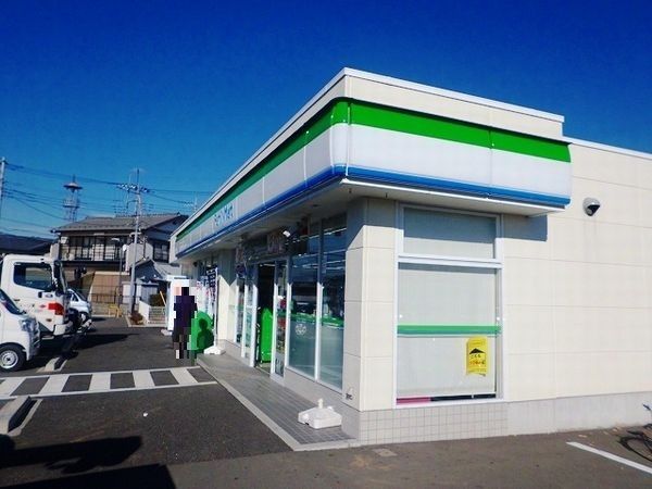 近くのファミリーマート上尾瓦葺店まで210m（徒歩3分）