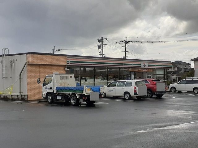 近くのセブンイレブン南隼人店まで150m（徒歩2分）