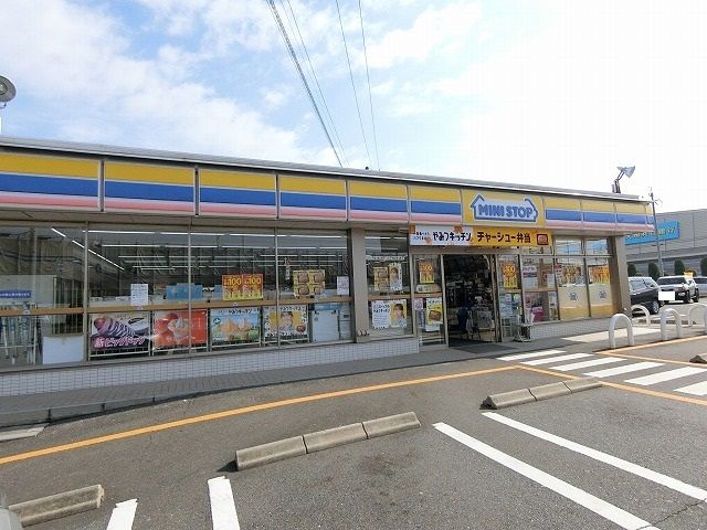 近くのミニストップ 安八氷取店まで400m（徒歩5分）