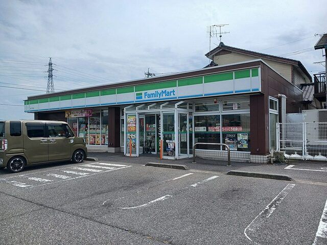 近くのファミリーマート 福井下馬店まで50m(徒歩1分)