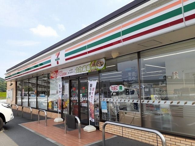 近くのコンビニまで800m（徒歩10分）