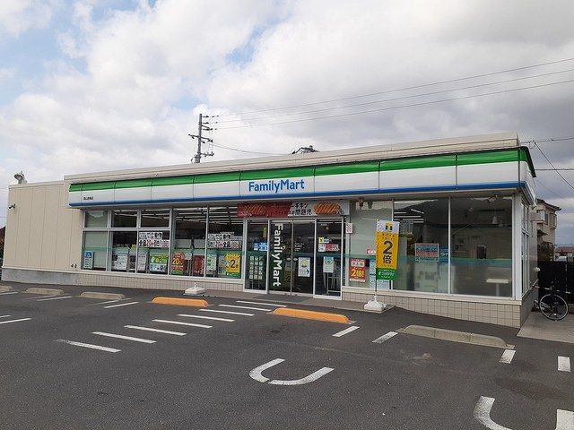 近くのファミリーマート彦崎店まで60m（徒歩1分）