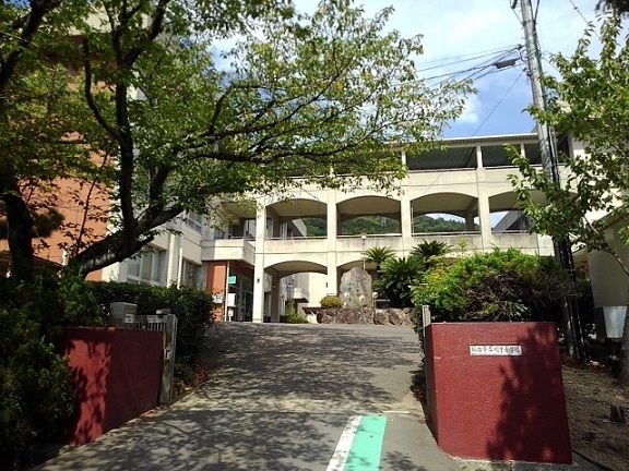 近くの坂出市立川津小学校まで1,700m(徒歩22分)