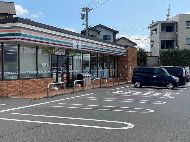 近くのコンビニまで600m（徒歩8分）