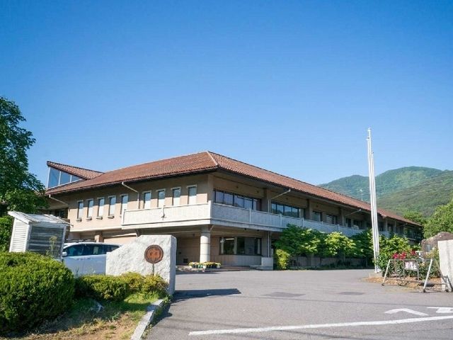 近くの坂城町立坂城中学校まで1,100m（徒歩14分）