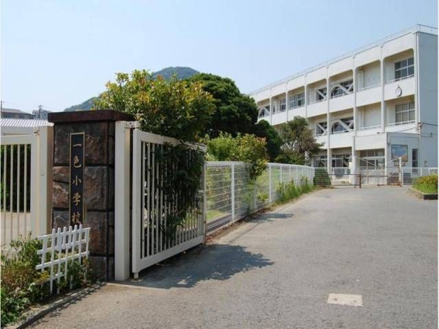 近くの小牧市立　一色小学校まで500m（徒歩7分）