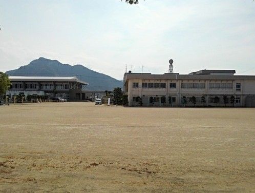 近くの多度津町立四箇小学校まで550m(徒歩7分)