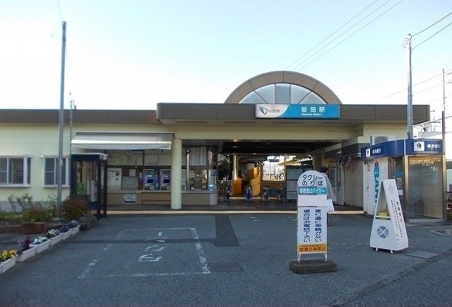 近くの小田急線・蛍田駅まで1,900m（徒歩24分）