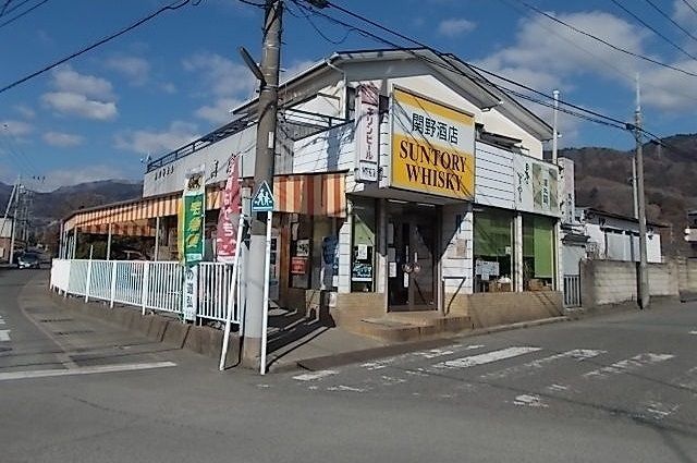 近くの関野商店まで180m（徒歩3分）