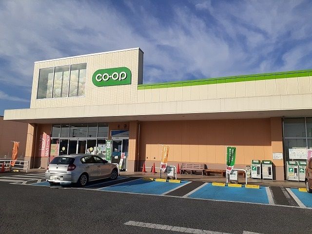 近くのコープ鶴田店まで500m（徒歩7分）
